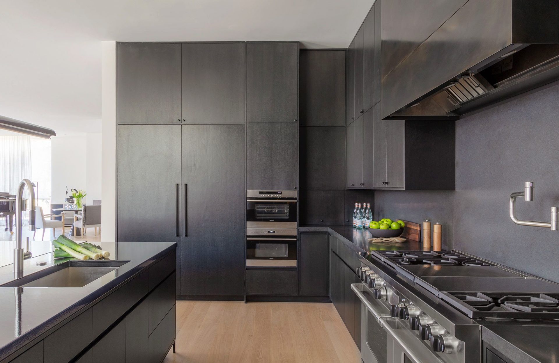 Bold and Beautiful Black Kitchen Design Ideas to Enhance Beauty of your ...