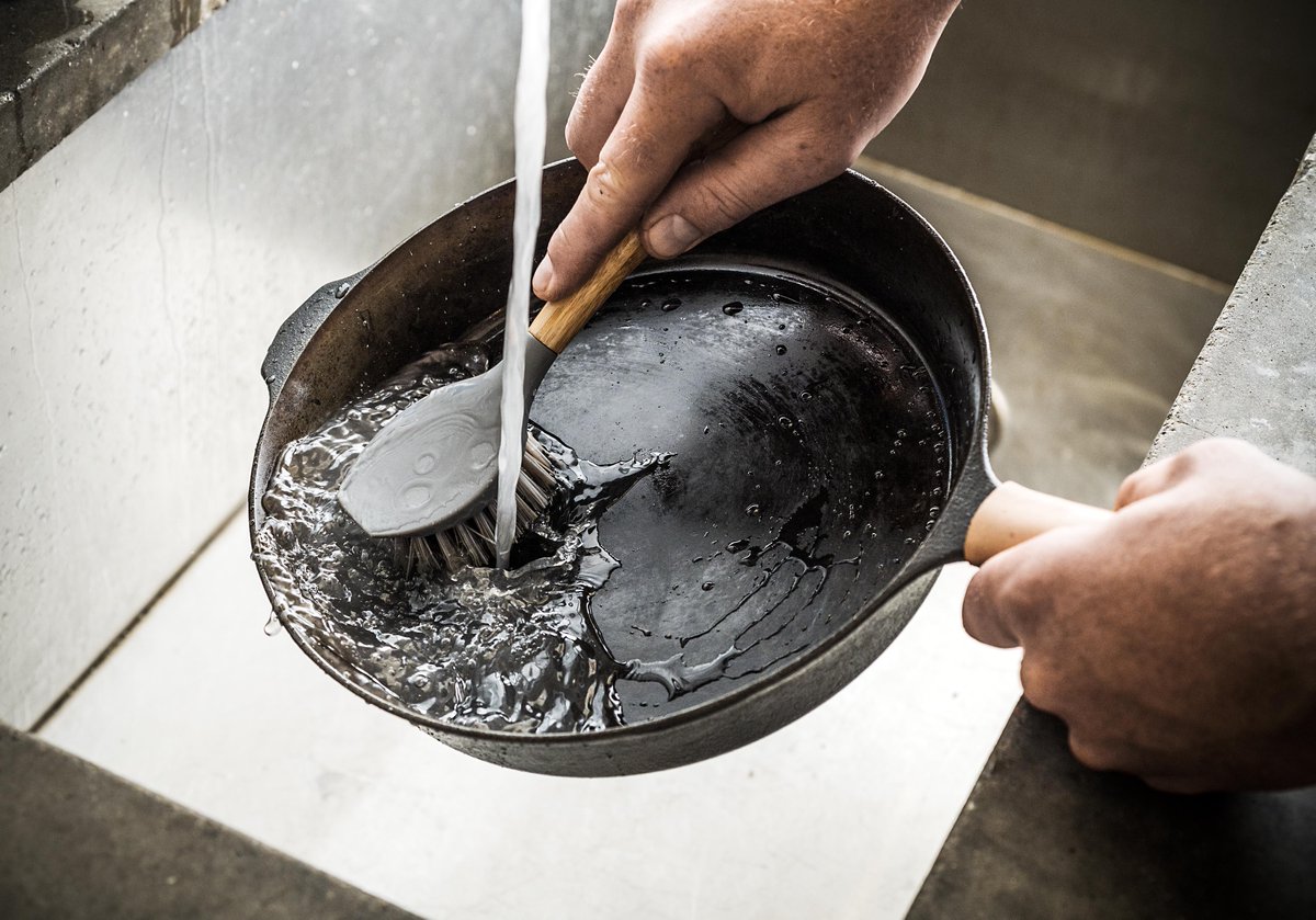 How to Remove Carbon Deposits from a Frying Pan