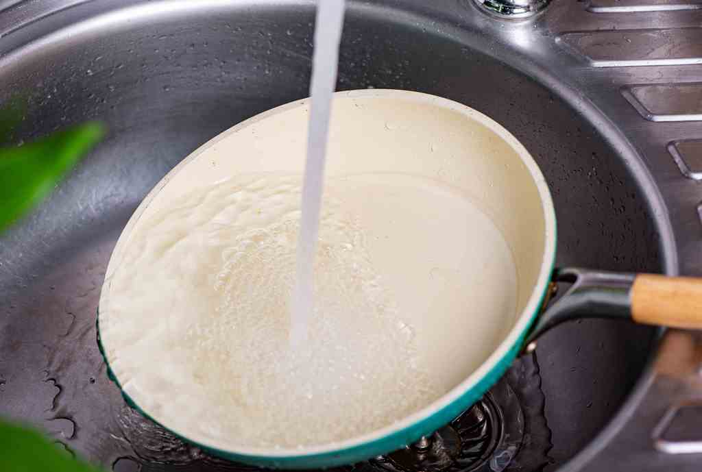 How to Remove Carbon Deposits from a Frying Pan