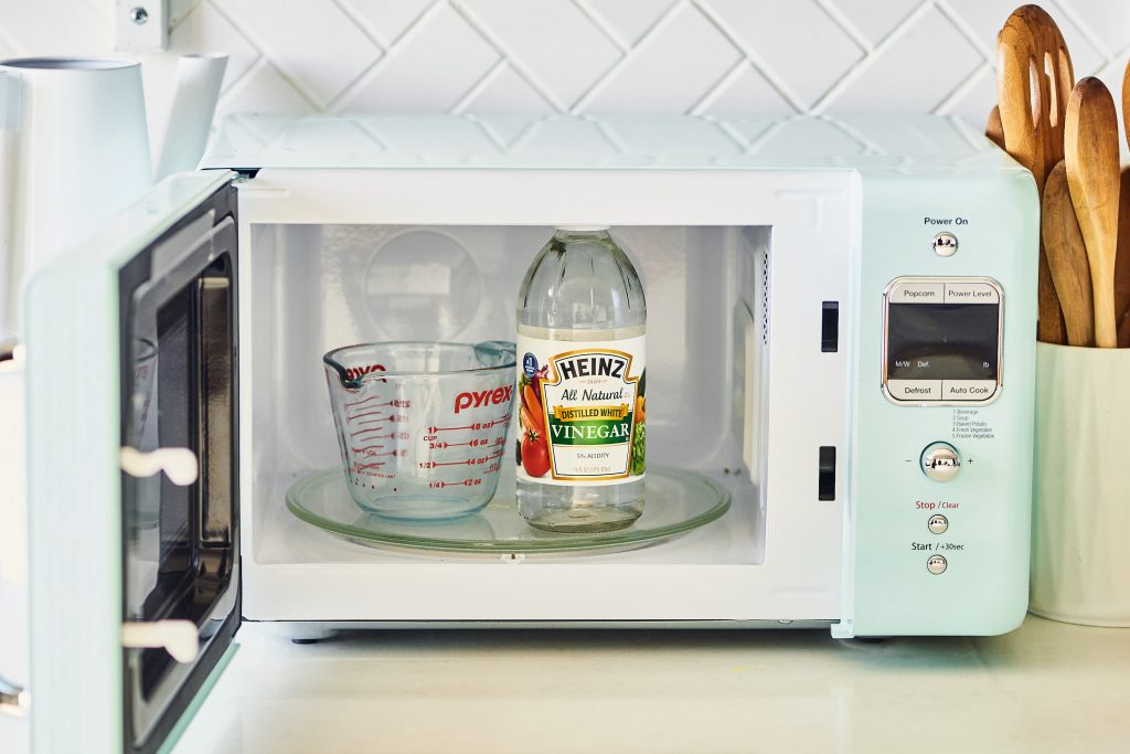 How to Clean The Microwave with Vinegar