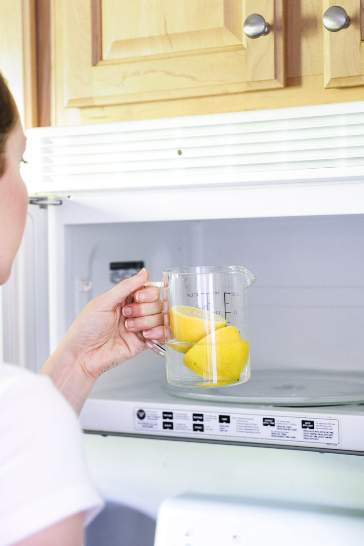 How to Clean The Microwave with Vinegar