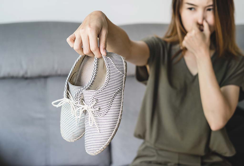 How to Remove Bad Smells From Shoes